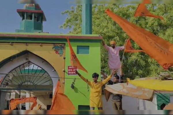 ప్రయాగ్రాజ్లో దర్గా ఎక్కి జైశ్రీరామ్ నినాదాలు