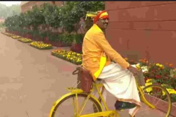 నాడు సుందరయ్య… నేడు అప్పలనాయుడు – సైకిల్ పై పార్లమెంటుకు ఎంపీ