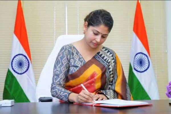 స్మిత సబర్’వార్’ – రేవంత్ ప్రభుత్వంతో ఢీ అంటే ఢీ